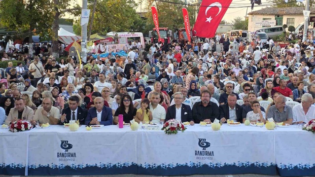 Bandırma'da 10. Yeşilçomlu Kavun Festivali'nde 15 yaşındaki Efe birinci oldu