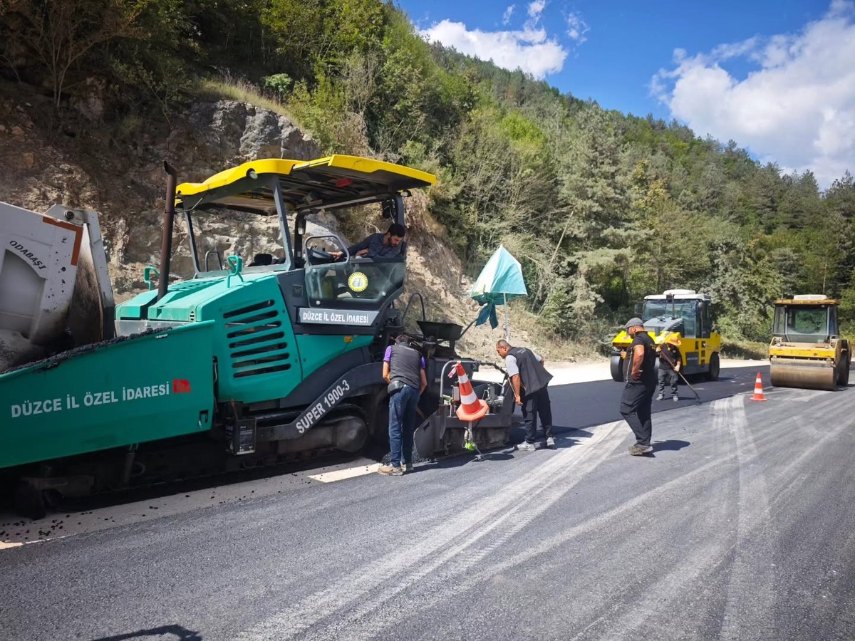 AK Partili Öztürk, Yığılca\'da Yedigöller yolundaki asfalt çalışmalarını yerinde inceledi