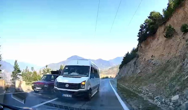 Artvin'de hatalı sollayan minibüs son anda kazadan döndü, o anlar kamerada