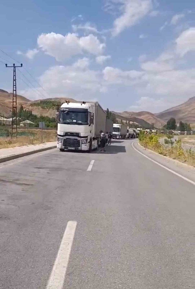 Hakkari Yüksekova'da yol kenarındaki tıra çarpan kamyonet sürücüsü yaralandı