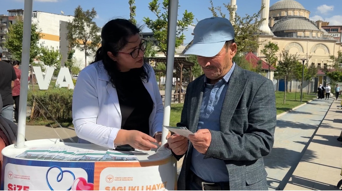 Yüksekova’da parkta sağlık molası: Vatandaşlar tansiyon ve şeker ölçümü için akın etti