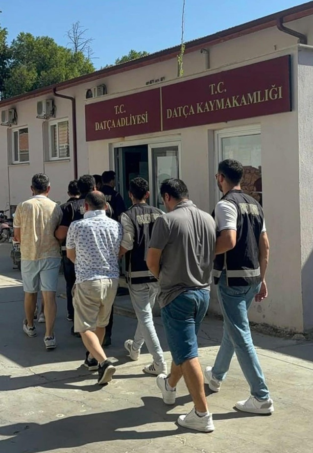 Datça açıklarında Rus bayraklı teknedeki 9 FETÖ şüphelisi yurt dışına kaçarken yakalandı