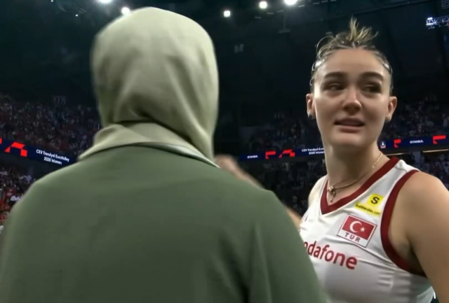 Zehra Güneş annesine sarıldı! O bakışa yorum yağdı