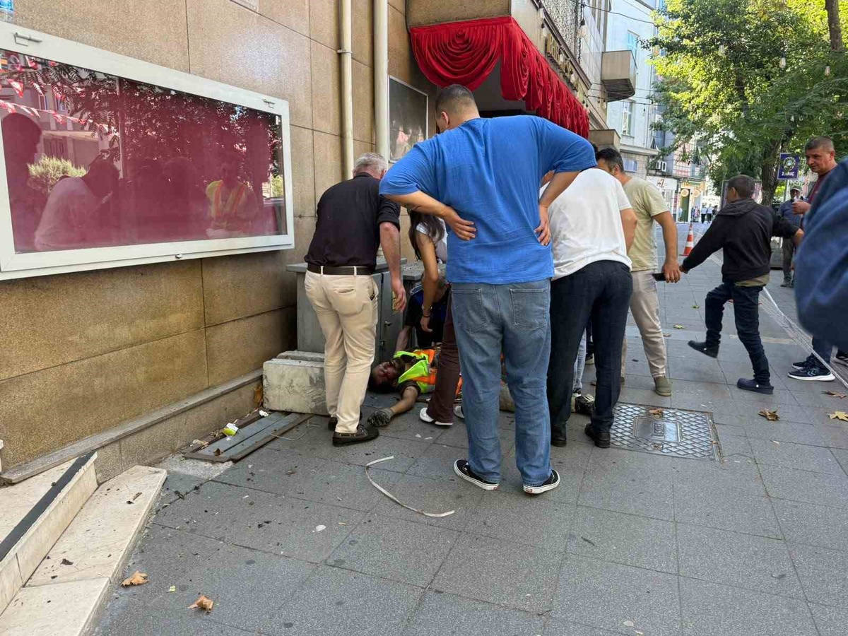 Zonguldak\'ta kültür merkezi çatısından düşen işçi ağır yaralandı, yoğun bakımda