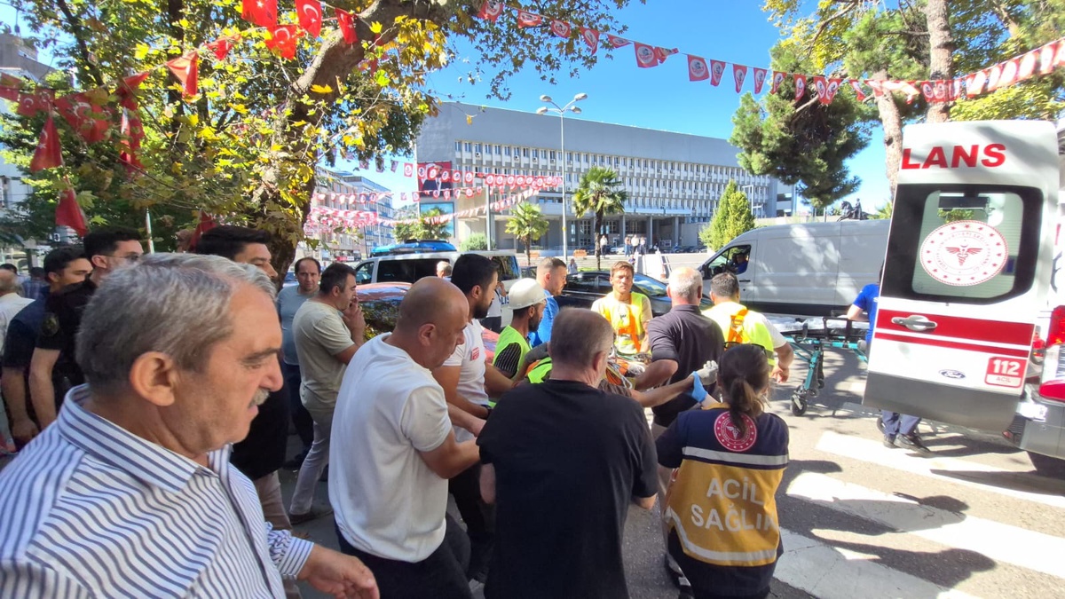 Zonguldak\'ta çatıdan düşen usta Hakan Kavaklı ağır yaralandı, hastaneye kaldırıldı