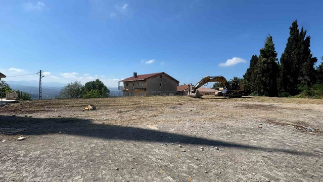 Deprem riski taşıyan Alaplı'daki 7 yıldır kapalı okul binası yıkıldı