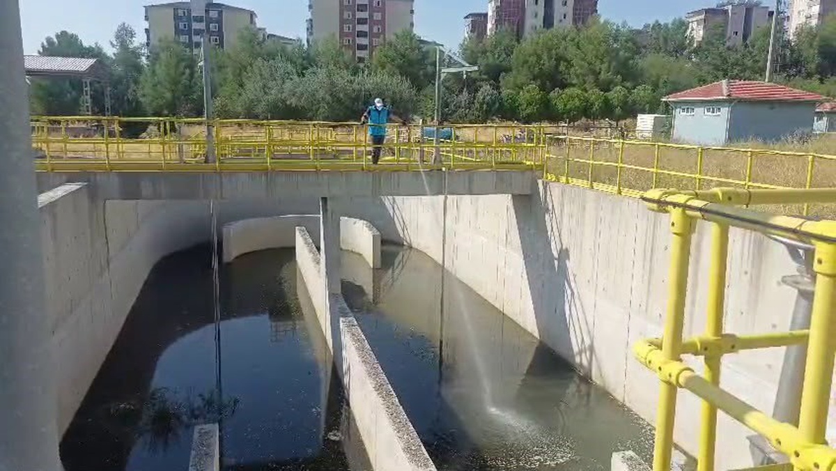 Adıyaman Belediyesi karasinek ve haşereyle mücadele için ilaçlama çalışmalarını sürdürüyor