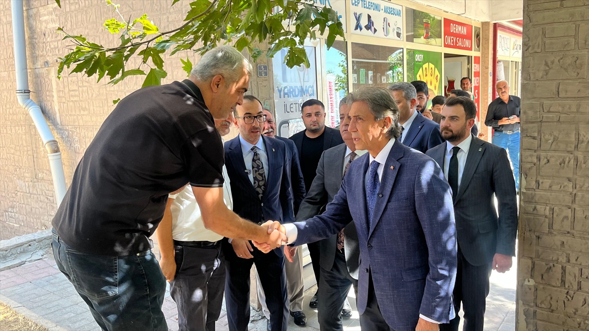 Şırnak\'ta esnafı ziyaret eden AK Partili Demir, zılgıtla karşılandı