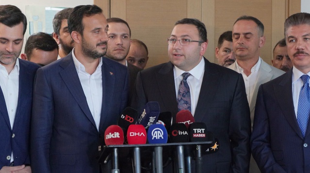 AK Parti İstanbul İl Başkanı Özdemir, Üsküdar Belediye Başkan Vekili Gültekin ile söz verdi