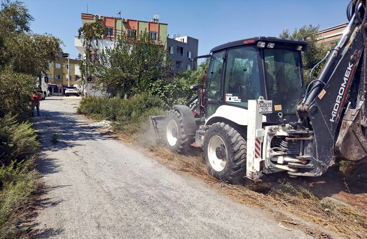 Mersin Akdeniz\'de Kazanlı Mahallesi yollarında yenileme çalışması yapıldı