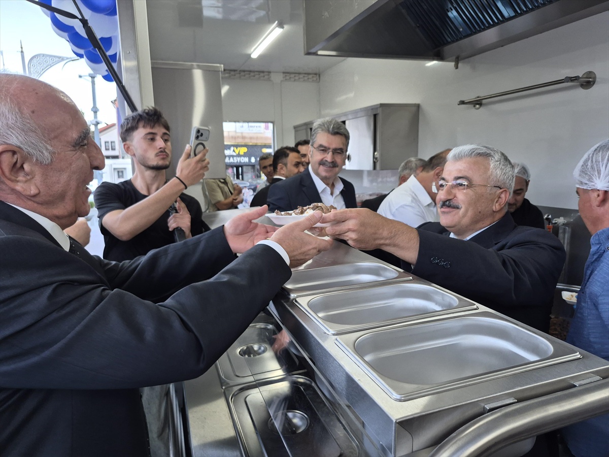 Akşehir\'de 3 bin kişilik kapasiteli mobil mutfak tırı AKSEV\'e teslim edildi