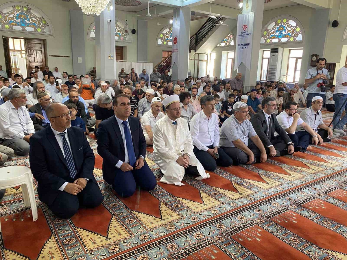 Manisa Alaşehir\'de 11 öğrenci hafızlık icazeti alarak dualarla uğurlandı