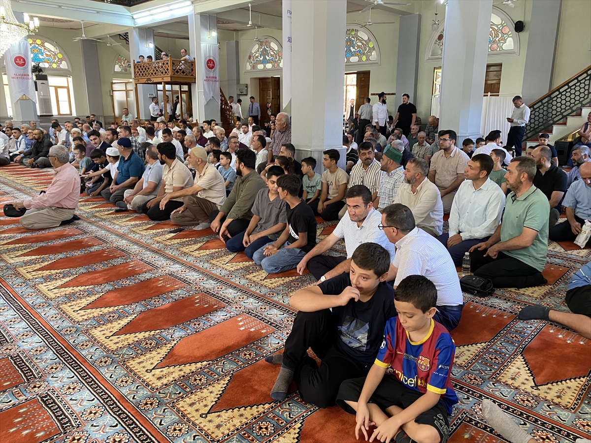 Alaşehir\'de hafızlığını tamamlayan öğrenciler icazet belgelerini aldı