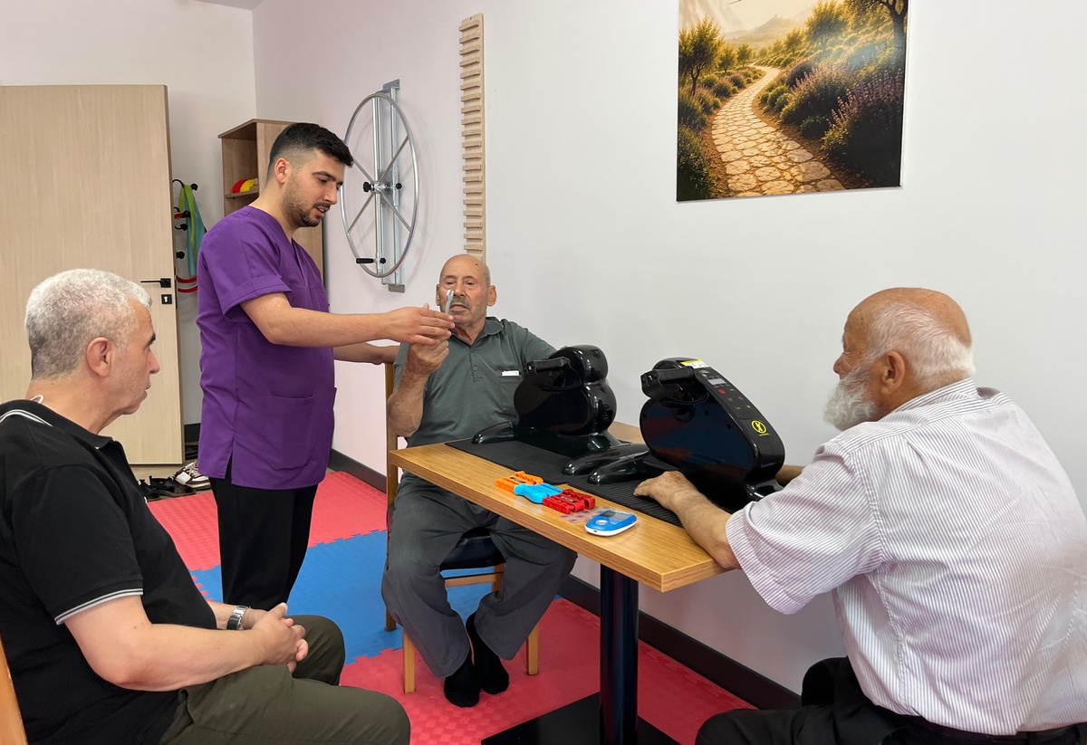 Alzheimer hastası Fikri Koz, tedavi gördüğü merkezde gönüllü tamircilik yapıyor