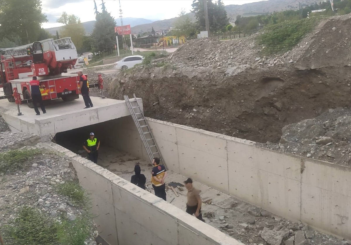 Amasya Taşova'da su kanalı inşaatına düşen G.Y. yaralandı, hastaneye kaldırıldı