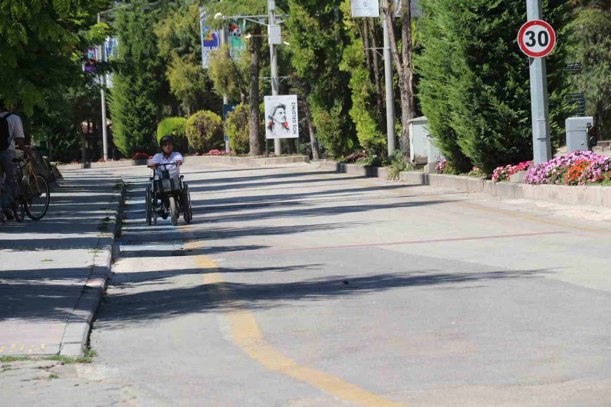 Anadolu Üniversitesi\'nde felçli personel 200 bin TL\'lik motor aparatını 15 bin TL\'ye üretti