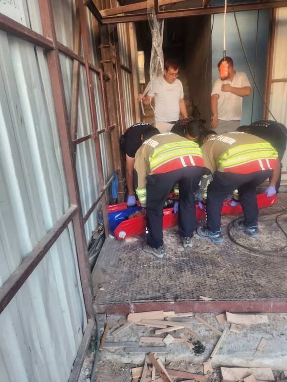 Hatay Antakya\'da bir iş yerinde yük asansörü düştü, 1 kişi yaralandı