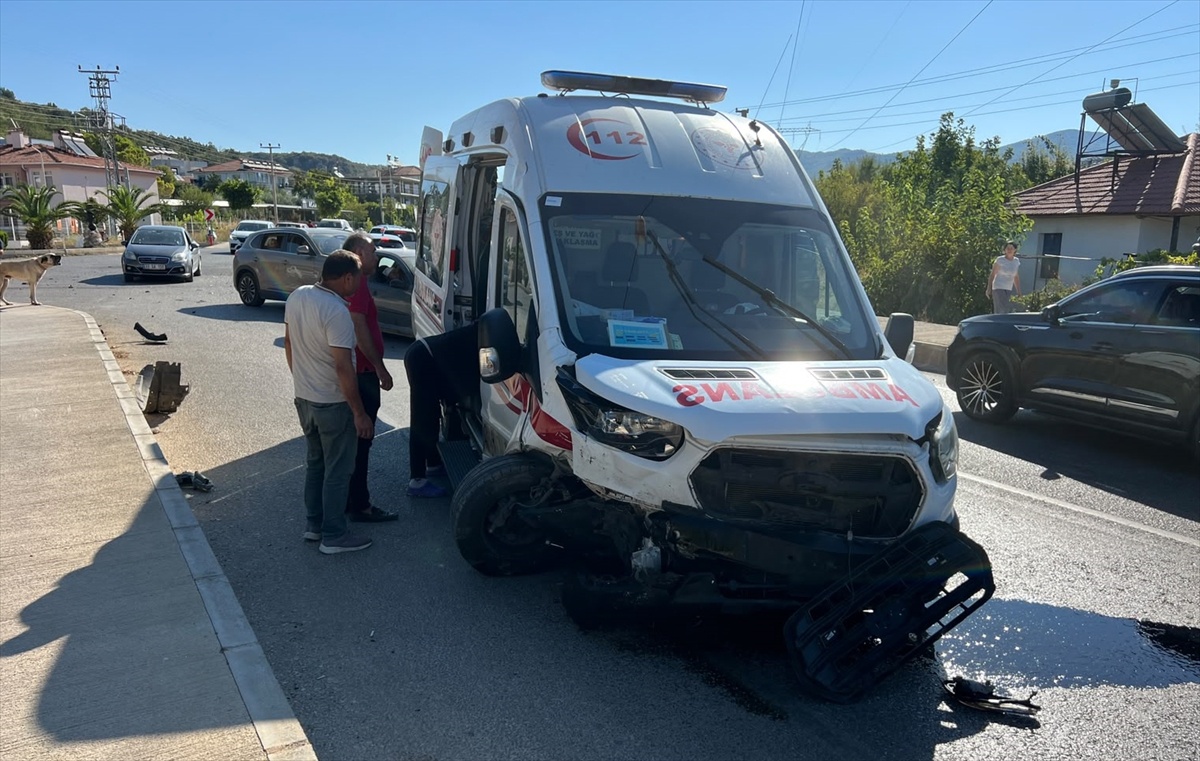 Antalya Kaş\'ta ambulans ile otomobil çarpıştı, 4 kişi yaralandı