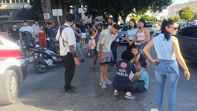 Manavgat'ta motosiklet ile otomobil çarpıştı; 2 kişi yaralandı, kaza anı kamerada