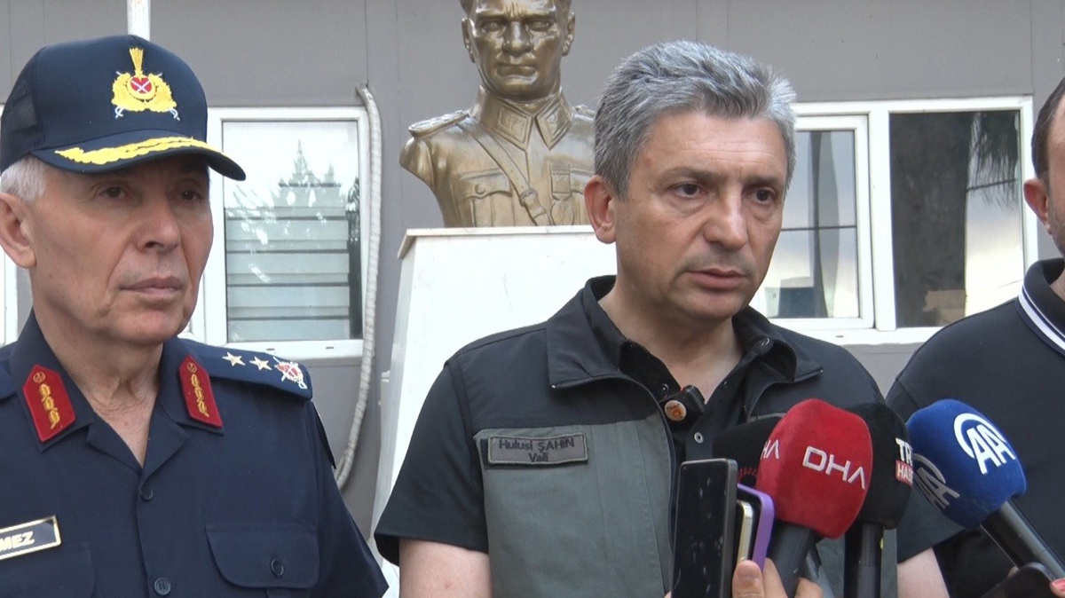Antalya Valisi Şahin: Aksu ve Kumluca\'daki yangınları kontrol altına alma çabaları sürüyor