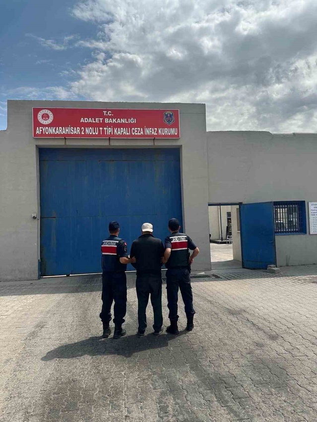 Afyonkarahisar'da jandarma aranan 35 kişiyi yakaladı, 15'i tutuklandı