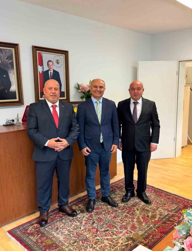ATGB yöneticileri görev süresi dolan Essen Başkonsolosu Aydın'a plaket takdim etti