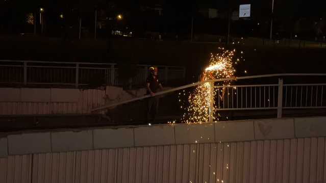 Avcılar'da İBB asfalt kamyonu alt geçide düştü, şoför yaralandı