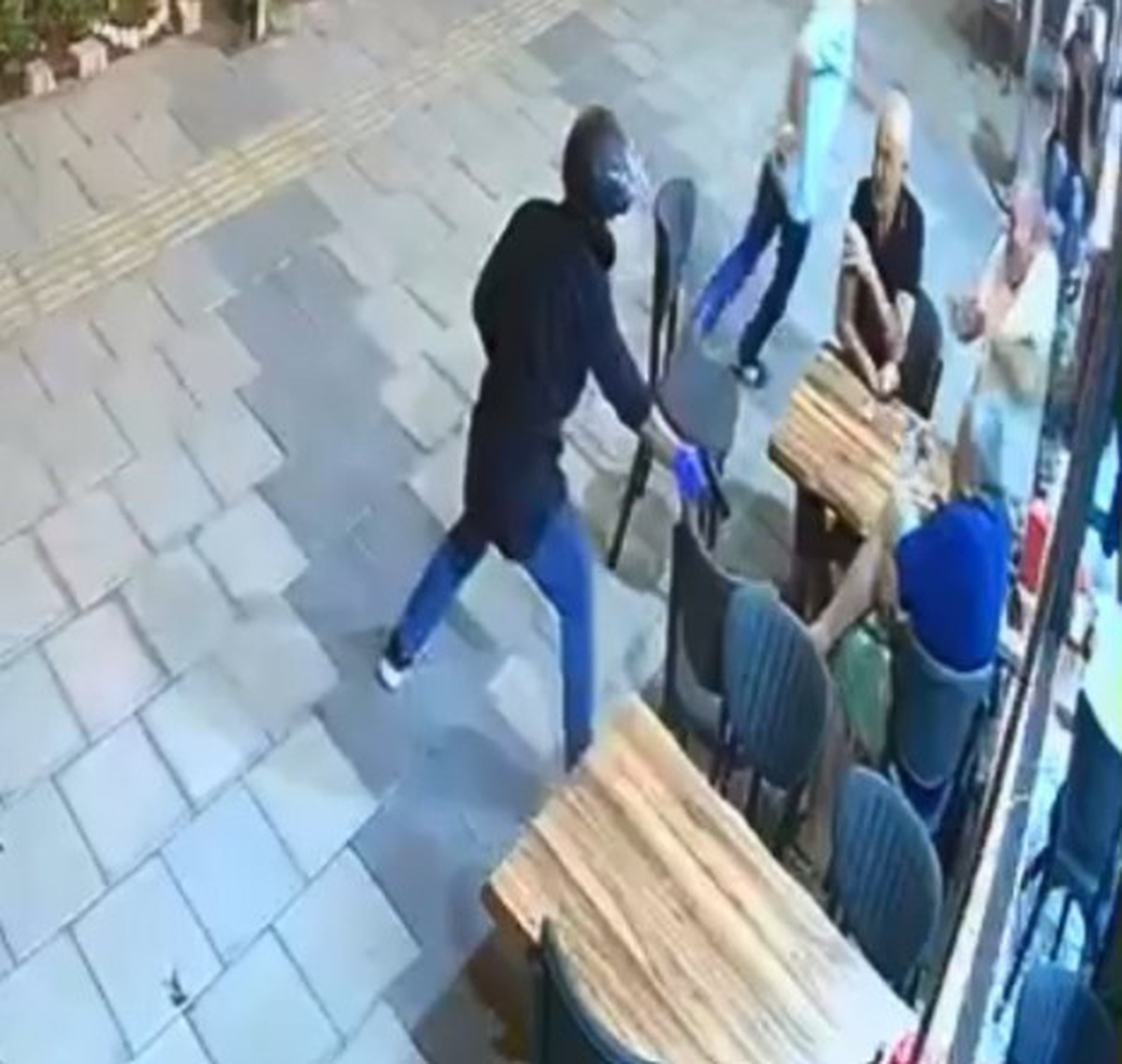 Mersin Mezitli\'de iş yerine kasklı şüphelinin silahlı saldırısı kamerada; aynı yerde ikinci kez