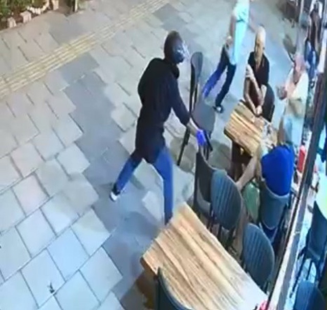 Mersin Mezitli'de iş yerine kasklı şüphelinin silahlı saldırısı kamerada; aynı yerde ikinci kez