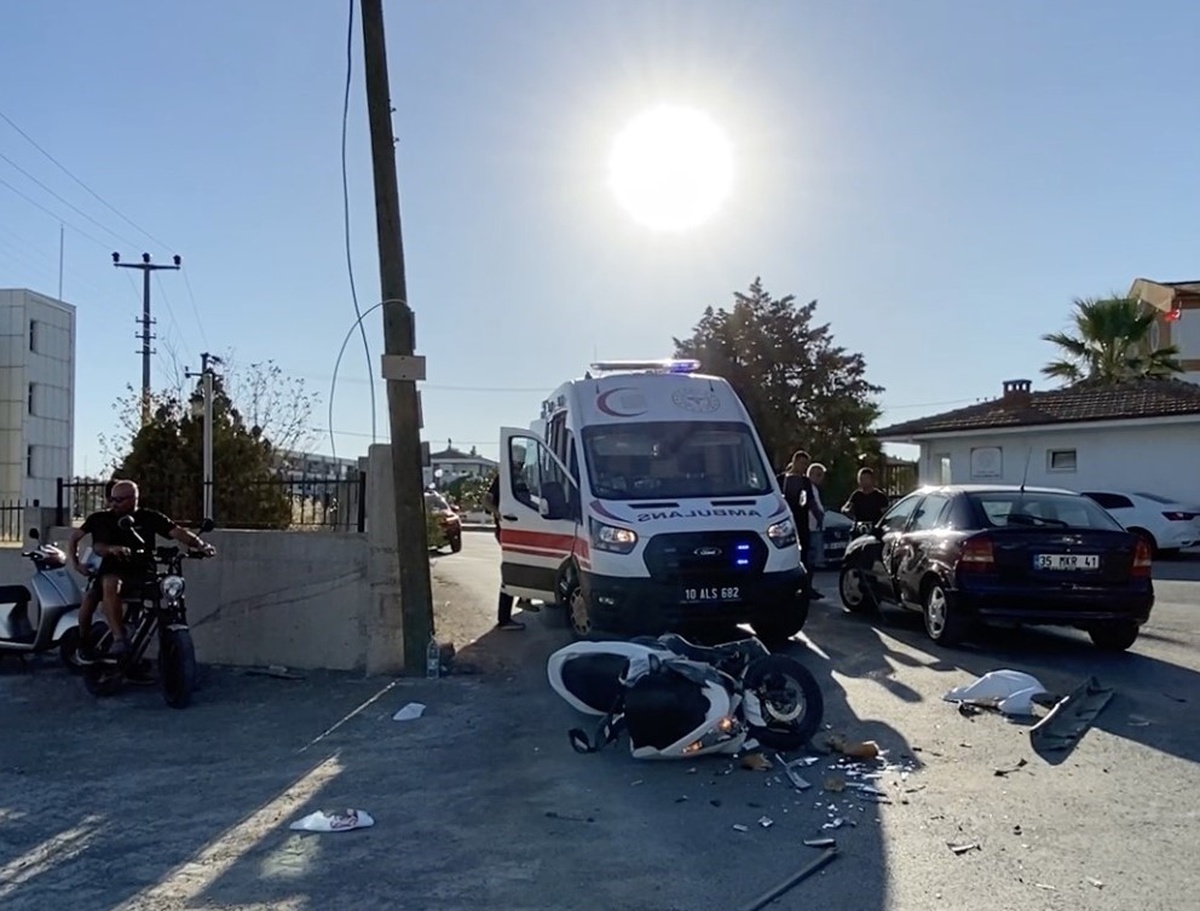 Balıkesir Ayvalık\'ta yeni tali yolda motosiklet ile otomobil çarpıştı, sürücü yaralandı