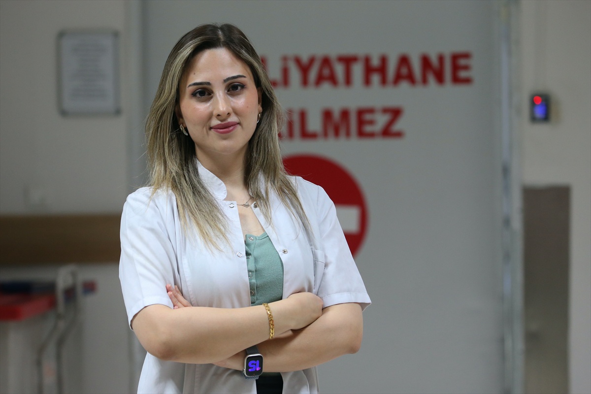 Kars\'ta doktor, babasının geliştirdiği Yener Tekniği ile tüpleri bağlı hastasını hamile bıraktı