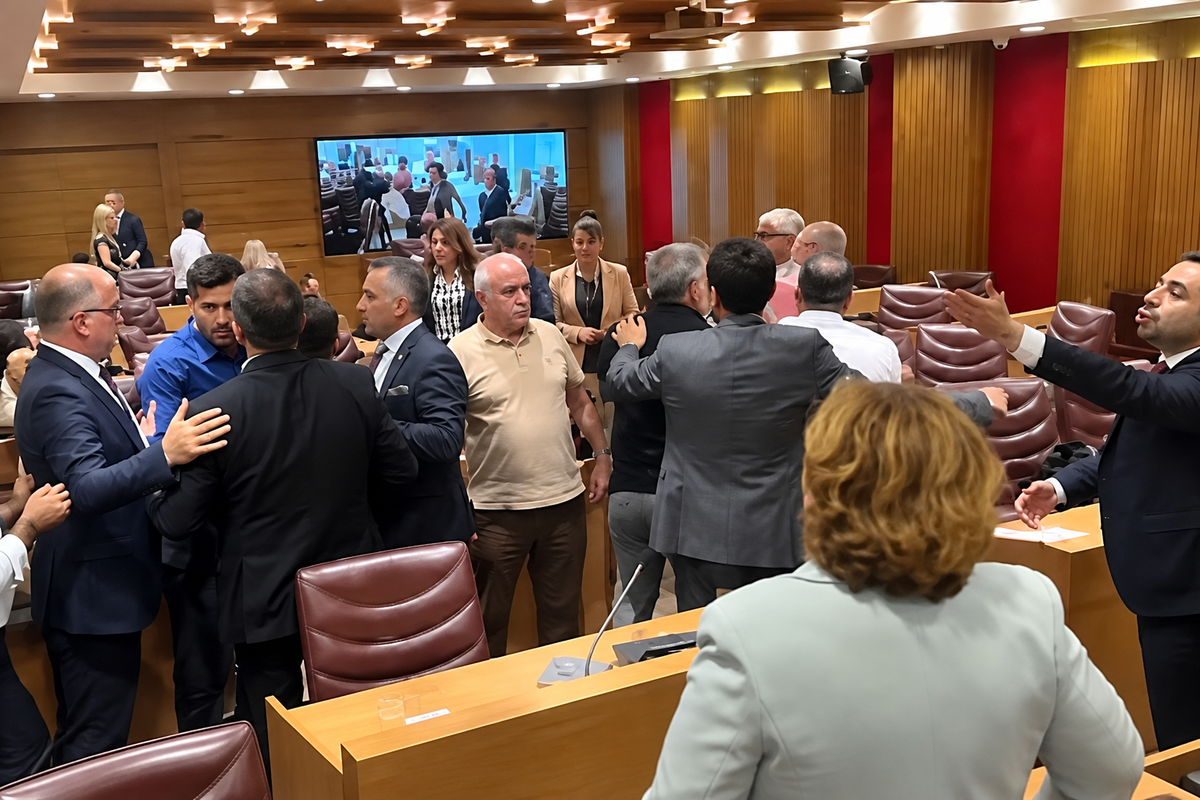 Bahçelievler Belediye Meclisinde 15 Temmuz tartışması kavgaya dönüştü