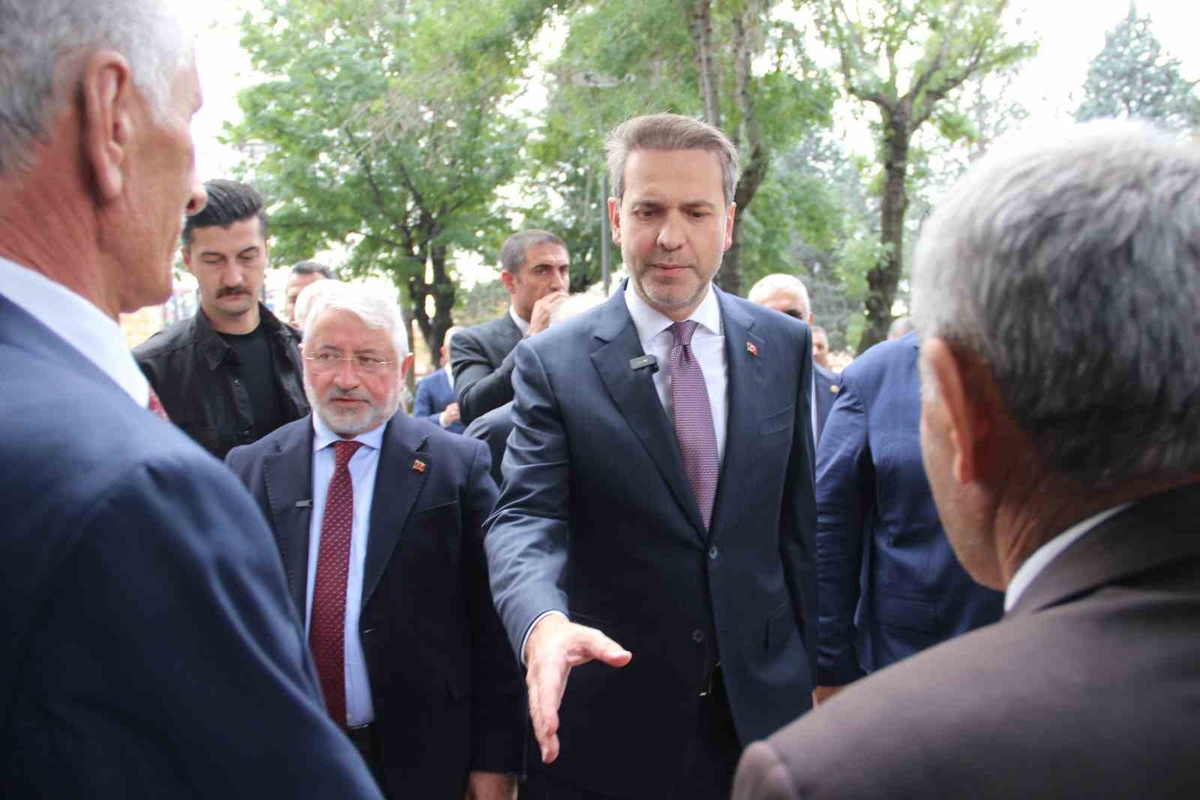 Enerji Bakanı Bayraktar, Çorum\'da esnafı ziyaret edip vatandaşlarla buluştu