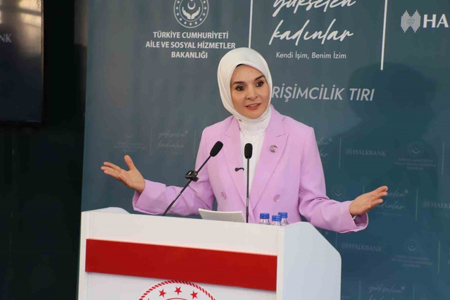 Bakan Göktaş Hakkari'de kadın girişimcilik eğitim tırını ziyaret etti