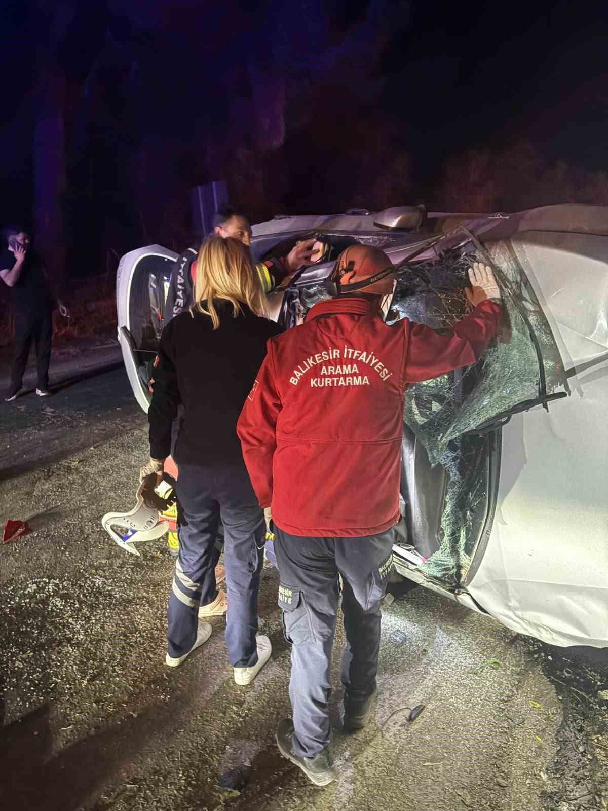 Balıkesir Balya'da otomobil şarampole uçtu, 2 yaralı sağlık ekiplerine teslim edildi