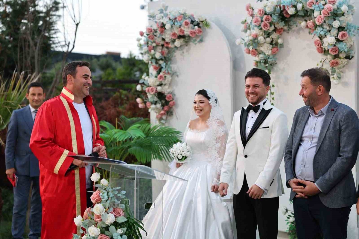 Başiskele Belediye Başkanı Özlü, vatandaşlarla buluşup düğünlerde nikah kıydı
