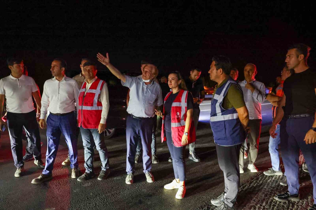 Antalya Aksu\'daki orman yangınında gece mücadelesi sürüyor