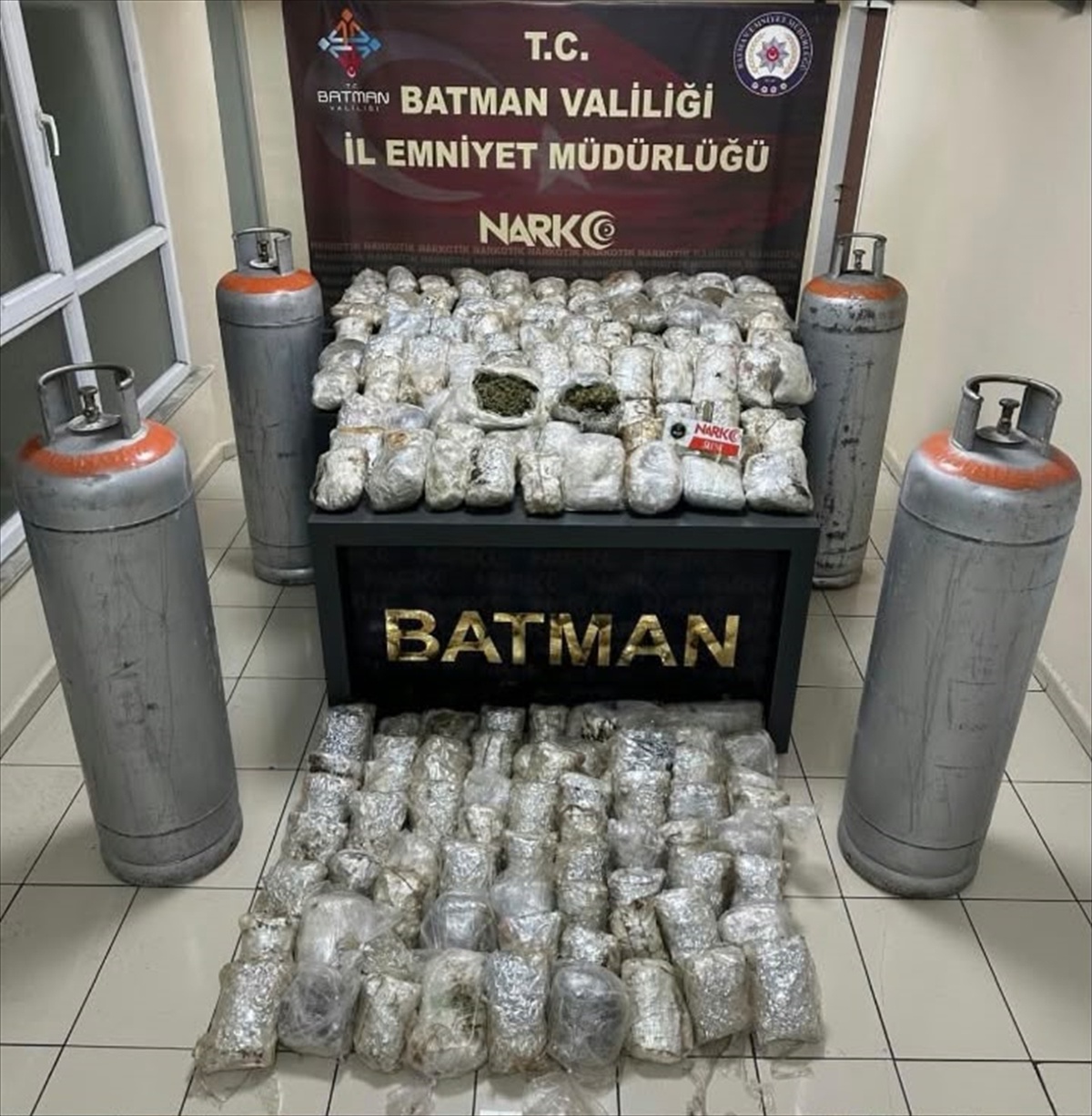 Batman\'da kamyondaki tüplerde 87 kilo 500 gram sentetik uyuşturucu ele geçirildi