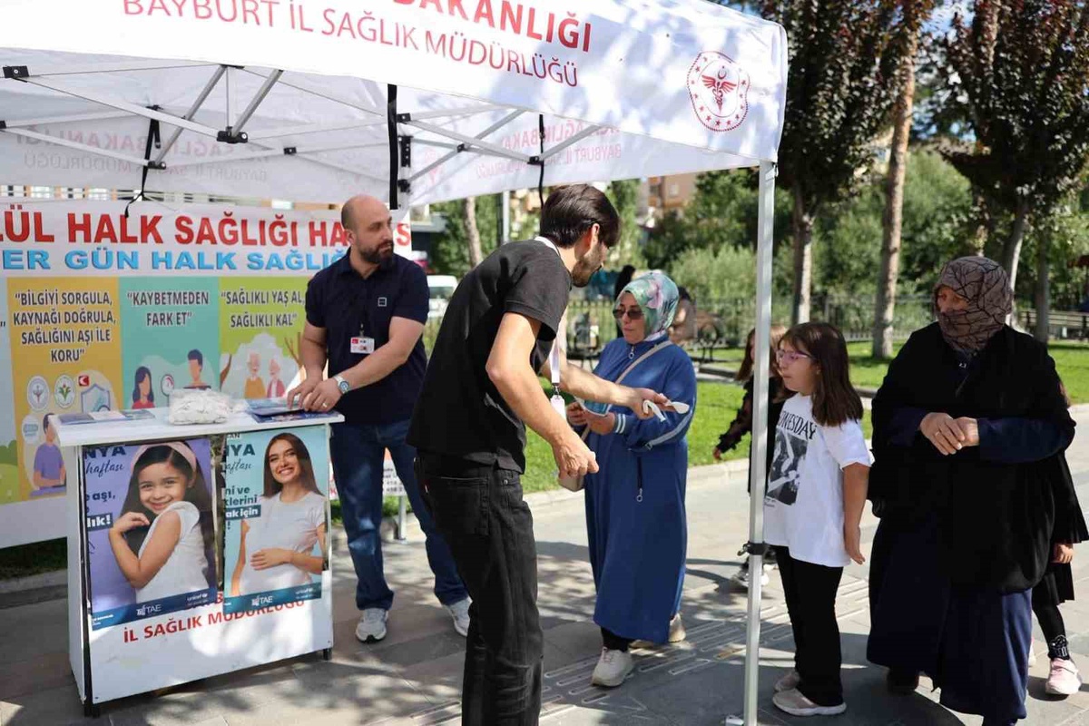 Bayburt\'ta Halk Sağlığı Haftası\'nda aşı stantlarında eksik aşılar kontrol edildi