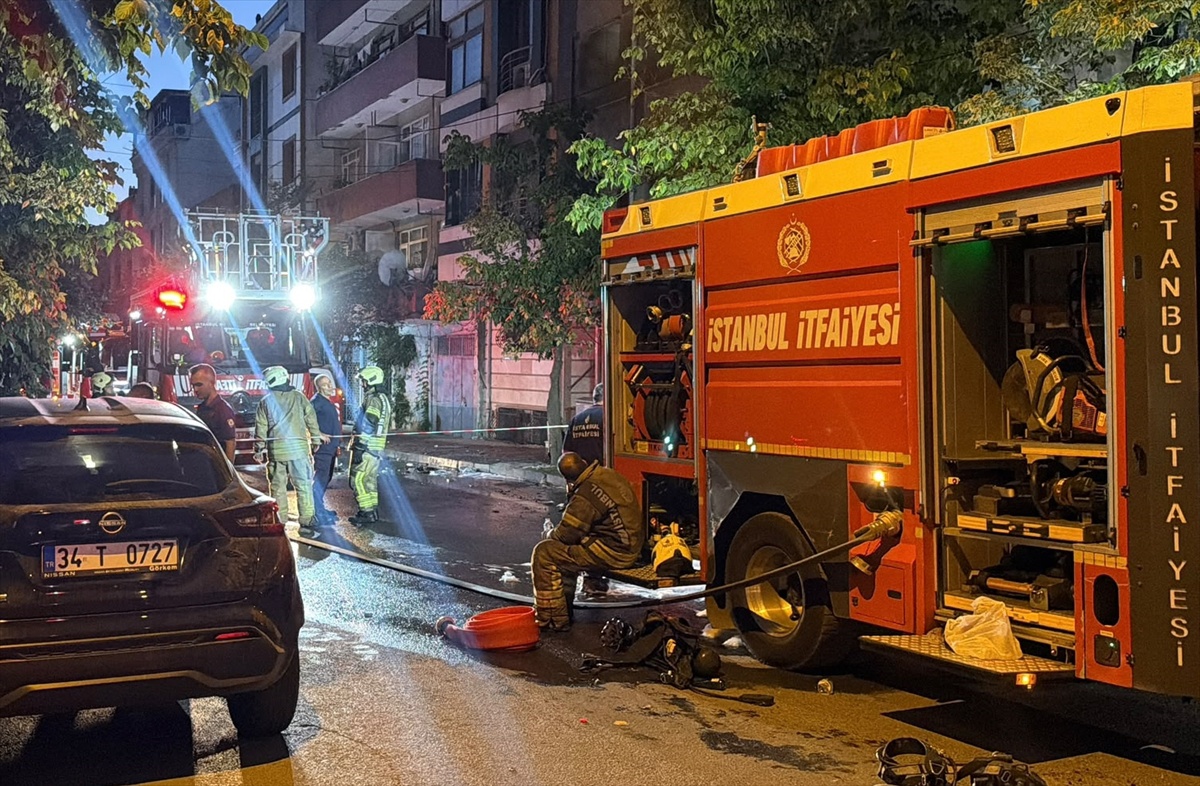 Bayrampaşa\'da metruk binadan apartmanın çatısına sıçrayan yangın söndürüldü