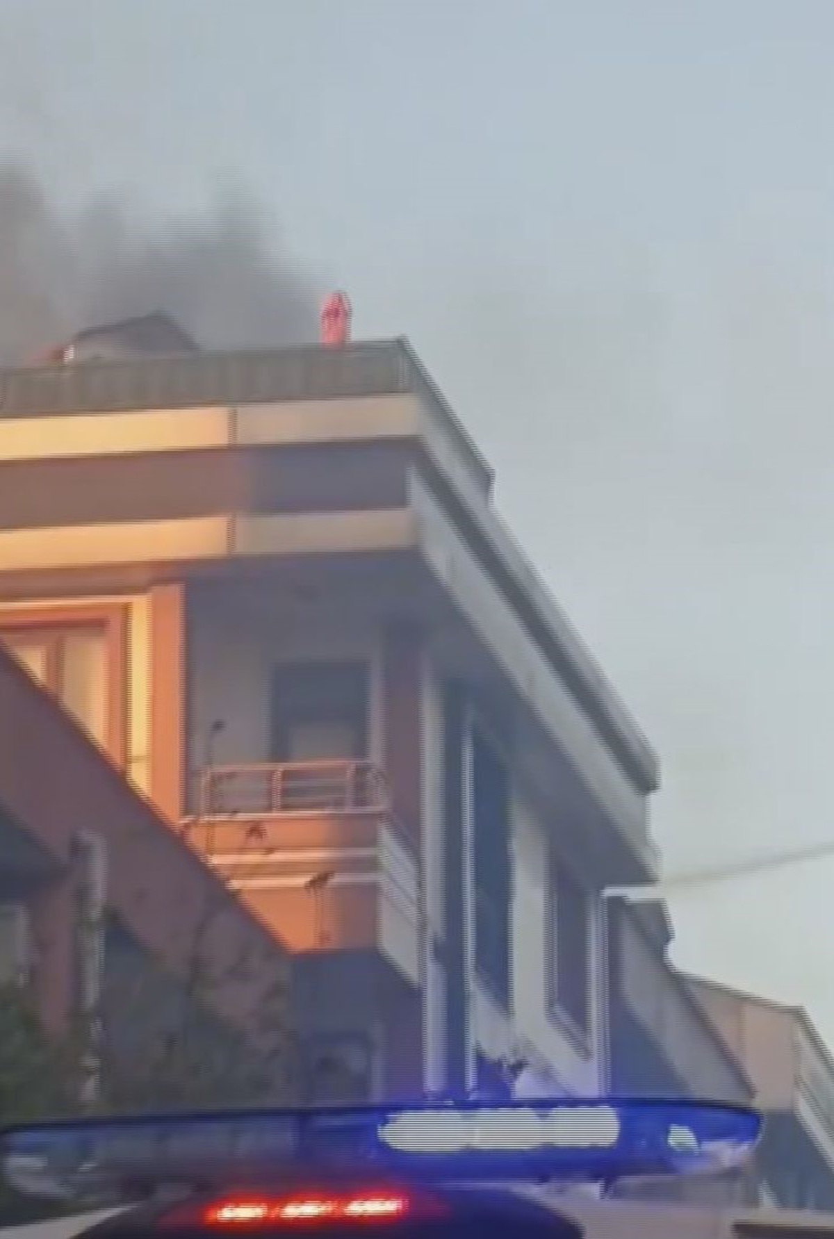 Bayrampaşa\'da metruk binada çıkan yangın apartmanın çatısına sıçradı; 1 kişi dumandan etkilendi