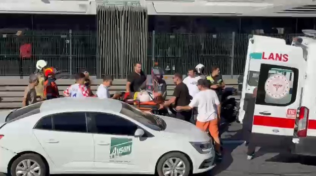 Beylikdüzü D-100'de 3 aracın karıştığı zincirleme kazada yaralılar var