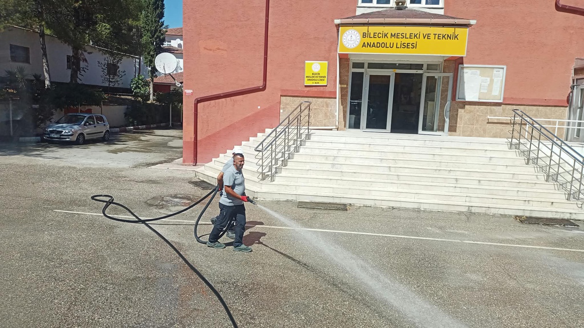 Bilecik Belediyesi ekipleri yeni eğitim dönemi öncesi okul bahçelerinde temizlik yaptı