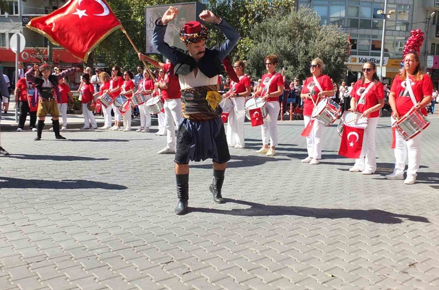 Burhaniye'de 104. kurtuluş yıl dönümü coşkuyla kutlandı, geçit töreni yapıldı