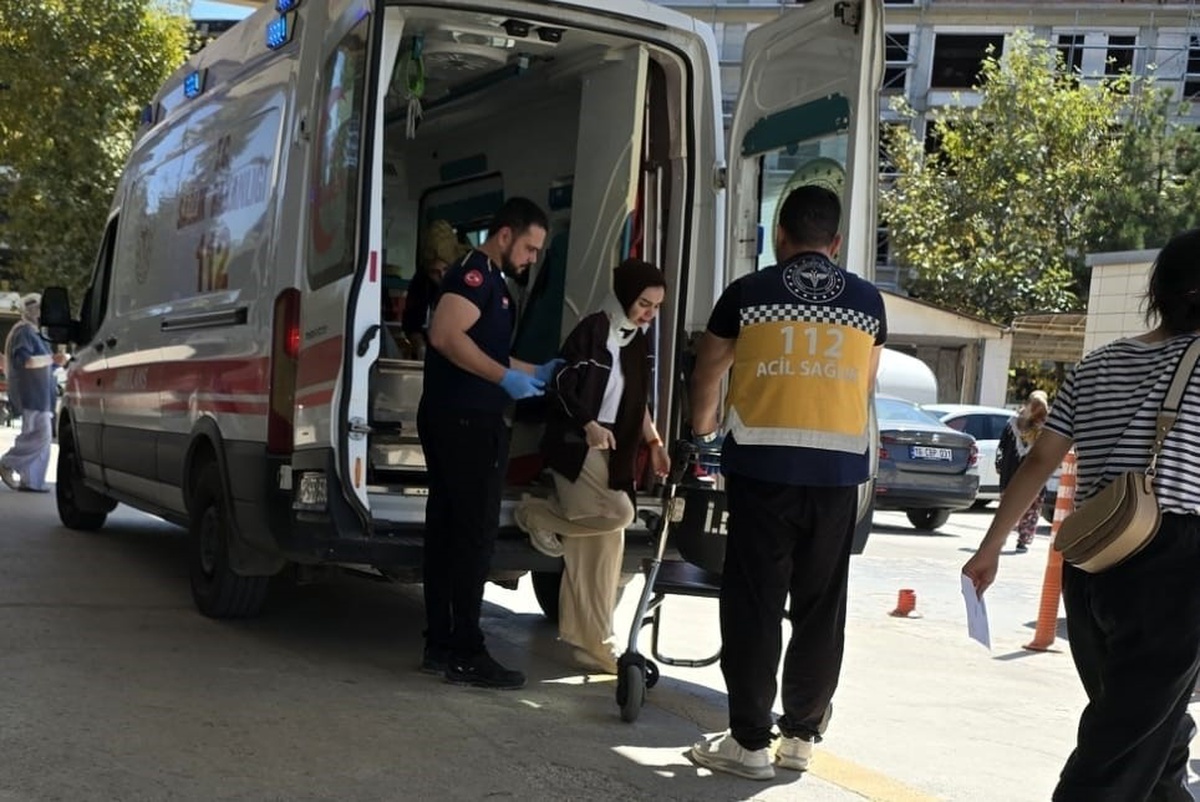 Bursa İnegöl\'de otomobiller çarpıştı, 1\'i bebek 6 kişi yaralandı