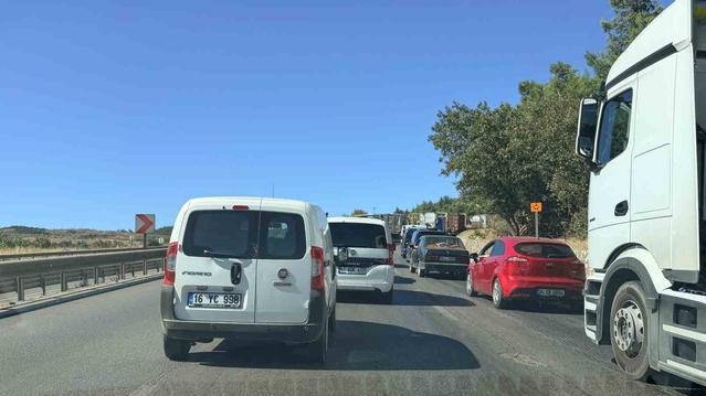 Yalova-Bursa karayolunda asfalt çalışması başladı, trafik 3 kilometre kuyruk oluştu