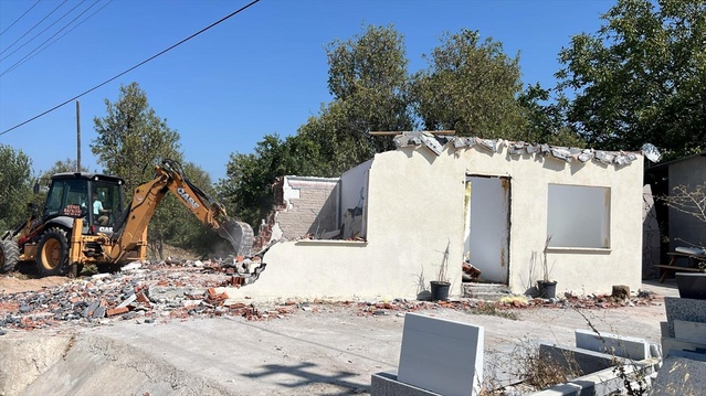 Çanakkale Ezine'de 7 kaçak yapının yıkımı gerçekleştirildi