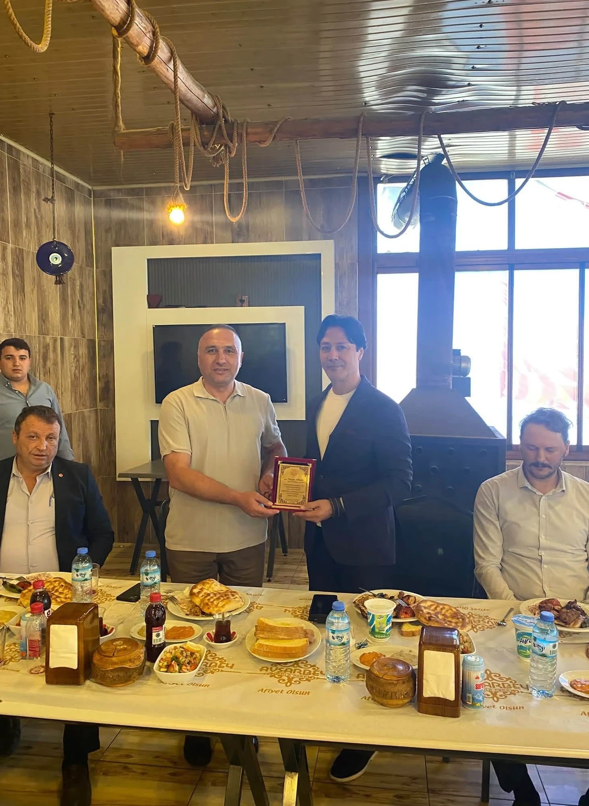 Çay Emniyet Müdürü Arıkan, Bolvadin\'e atandı ve veda yemeğinde plaket aldı