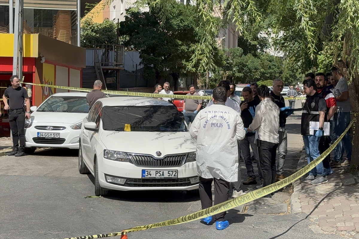 Çekmeköy\'de seyir halindeki otomobile silahlı saldırıda sürücü hayatını kaybetti