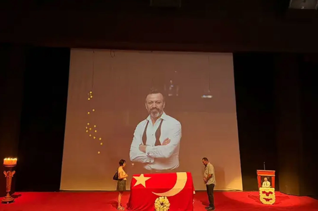 Cenazede herkes geçip giderken tabutu başında dua eden o genç kim?